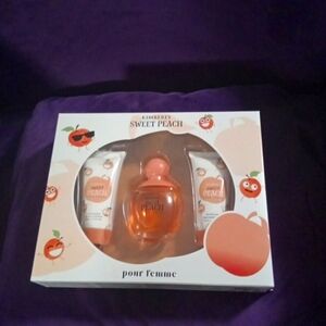 Sweet peach gift set. Nwt!